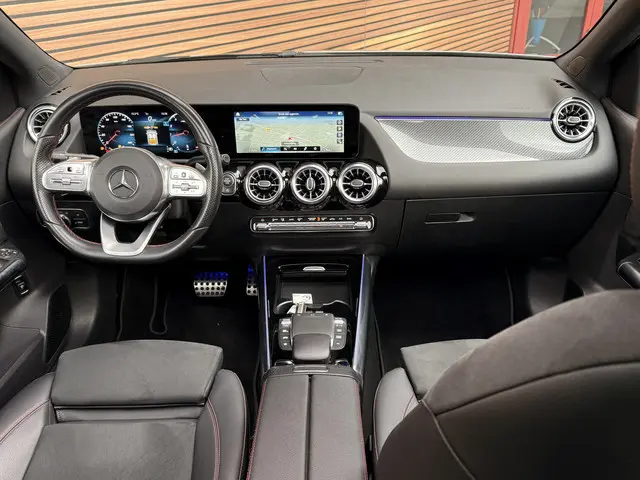 Mercedes-Benz B-klasse 200 Business Solution AMG-Line Trekaahk / Panodak / LED / Clima / Navi