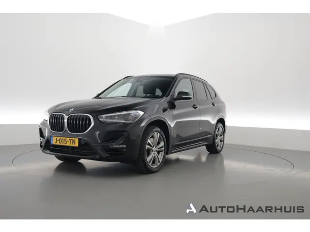 BMW X1 sDrive20i 192PK High Executive - Automaat | Afn. Trekhaak | Nav | Cruise | ACC | Led | Elek. Klep | Sfeerverl. | PDC | 1800kg trekg. V