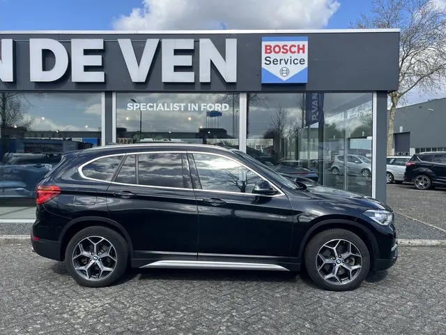 BMW X1 sDrive20i High Executive 192pk/141kW Automaat | Panodak | Afneembare trekhaak | Vol leder | C...