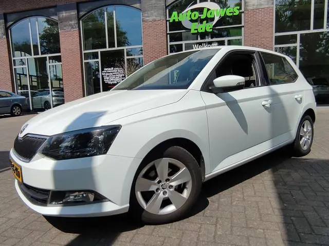 ŠKODA Fabia 1.0 Ambition Parkeersensoren - LMV - Apple Carplay/Android Auto - Airco - Cruise control