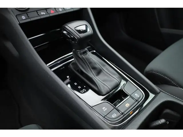 ŠKODA Karoq 1.5 TSI ACT Sportline Business | Dig. Cockpit | Pano | Elek. Trekhaak | Canton Audio | A...