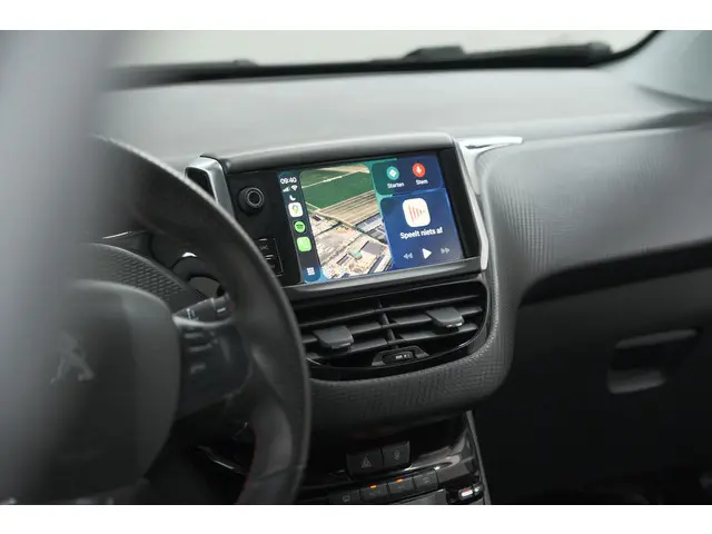 Peugeot 2008 PureTech 130 GT-Line | Allseason Banden | Panoramadak | Apple Carplay | Parkeersensoren
