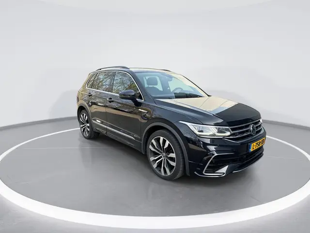 Volkswagen Tiguan 1.5 TSI 150pk DSG R-Line · Camera · Apple/Android Car Play · ACC · Sportstoelen ·...
