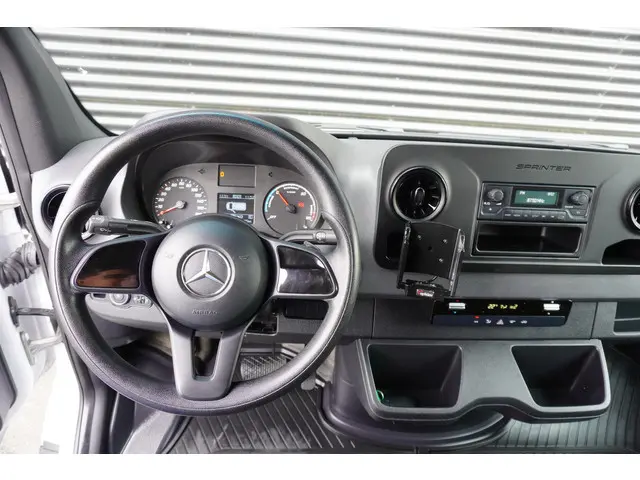 Mercedes-Benz eSprinter eSprinter L2H2 47kwh +/- 150km Actieradius Accu Airco Camera Sidebars 3-Zits