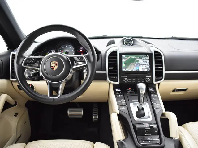 Porsche Cayenne 3.0 S E-HYBRID 416 PK + ADAPTIVE CRUISE | PANORAMA | 360 CAMERA | LUCHTVERING | APPL...