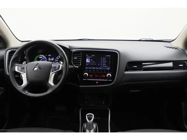 Mitsubishi Outlander 2.4 PHEV Pure SOH 94%, Keyless, Apple Carplay, Trekhaak, Camera, Stoelverwarming, PDC
