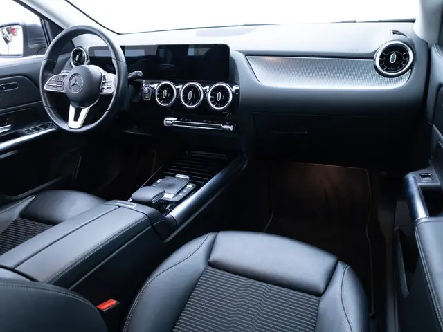 Mercedes-Benz GLA-klasse 200 Business Solution Luxury | Nieuw Model | Led-high performance | Stoelve...