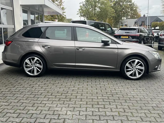 SEAT Leon ST 1.2 TSI DSG Automaat Style Business ACC Trekhaak afneembaar Leder/ Alcantara Navigatie...