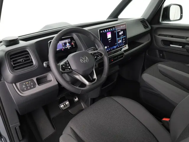 Volkswagen ID. Buzz Cargo Bulli Edition 286 pk | Trekhaak | Carplay | Rondomzicht Camera | IQ Light