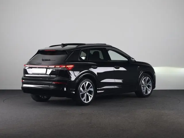 Audi Q4 e-tron S edition 82 kWh 286 pk | Glazen panoramadak | Techniekpakket plus | Trekhaak | S lin...