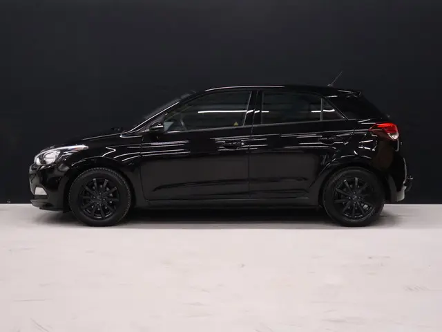 Hyundai i20 1.4i i-Vision Automaat [TREKHAAK, AIRCO, PARKEERSENSOR, RADIO, NIEUWSTAAT]