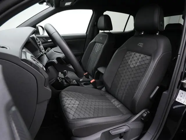 Volkswagen T-Cross 1.5 TSI 150 pk DSG R-Line | Trekhaak | IQ Light | Achteruitrijcamera | Adaptive C...