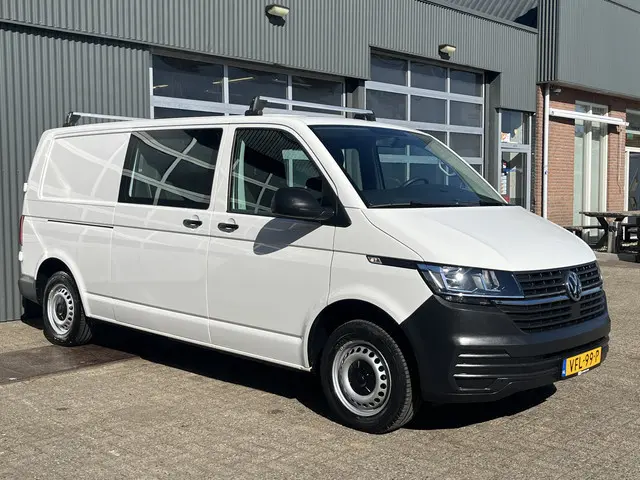 Volkswagen Transporter 2.0 TDI L2H1 30 DC Airco Cruise controle Telefoonverbinding Trekhaak 2200kg t...