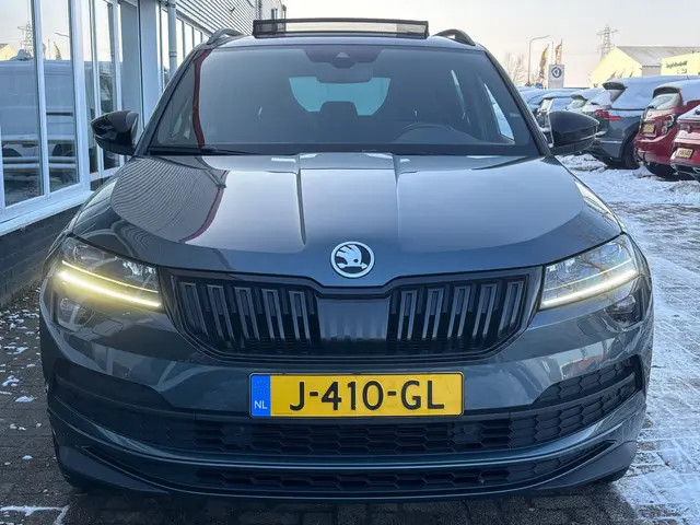 ŠKODA Karoq 1.5 TSI ACT Style Sportline | Pano | Elektrische Trekhaak | Parkeer Camera | Stoelverwar...