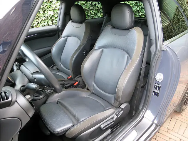 MINI Cooper S 2.0 Chili F56 LCI Black ext, LED, DAB, HK, Park ass en 17"