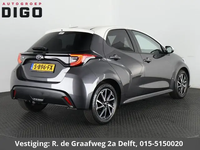 Toyota Yaris 1.5 VVT-I First Edition Bi-Tone Automaat | Apple Carplay & AndroidAUTO | Camera | Licht...