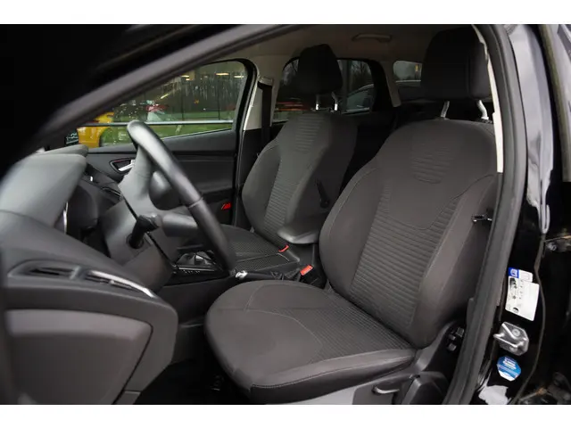 Ford Focus Wagon 1.5 Titanium , Trekhaak, Stoel/stuurverwarming, Achteruitrijcamera,