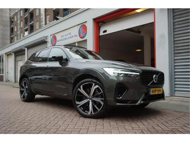 Volvo XC60 2.0 T6 Plug-in hybrid AWD Ultra Black Edition R-Design | Panoramadak | Trekhaak | 360 cam...