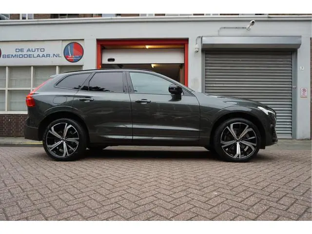 Volvo XC60 2.0 T6 Plug-in hybrid AWD Ultra Black Edition R-Design | Panoramadak | Trekhaak | 360 cam...