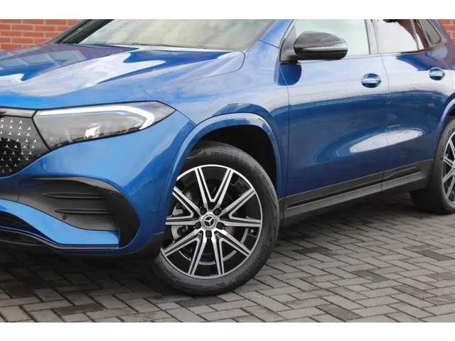 Mercedes-Benz EQA 300 4MATIC AMG Line | Pano | Distronic | Memory |