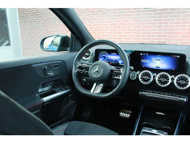 Mercedes-Benz EQA 300 4MATIC AMG Line | Pano | Distronic | Memory |