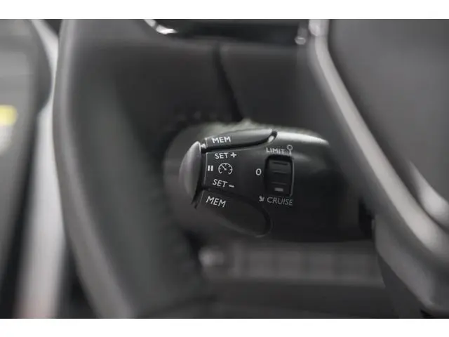 Peugeot 208 1.2 Hybrid 110 e-DCS6 Allure | Apple Carplay | Parkeersensoren Voor + Achter | Climate C...