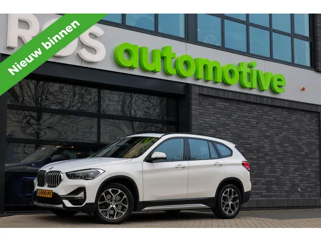 BMW X1 sDrive20i Executive Edition | NAP! | DEALER.OND | PANO | HUD | TREKHAAK | STOELVERWARMING |