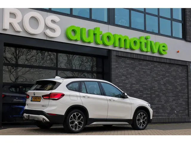 BMW X1 sDrive20i Executive Edition | NAP! | DEALER.OND | PANO | HUD | TREKHAAK | STOELVERWARMING |