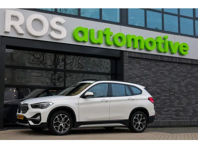 BMW X1 sDrive20i Executive Edition | NAP! | DEALER.OND | PANO | HUD | TREKHAAK | STOELVERWARMING |