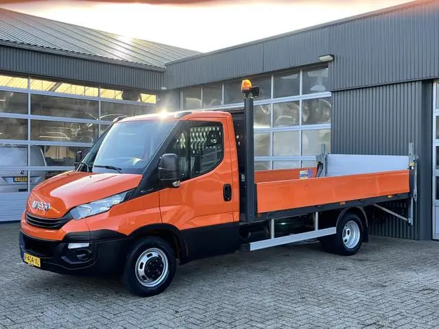 Iveco Daily 35C14 2.3 375 Laadklep 500kg Trekhaak 3500kg trekgewicht Airco 2-Persoons Open laadbak P...