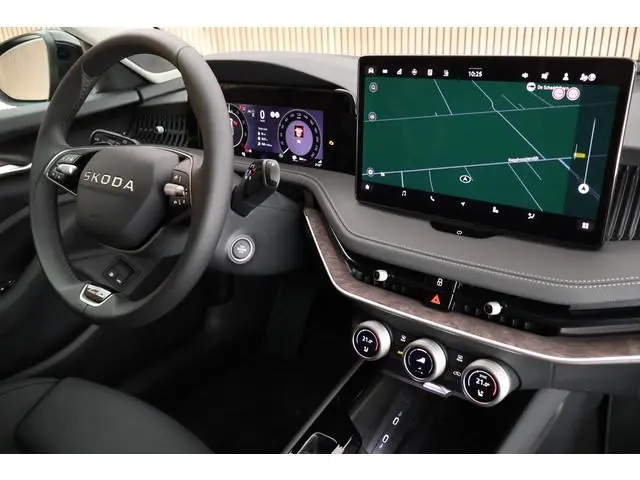 Skoda Superb Combi 1.5 TSI 204pk PHEV Laurin&Klement HUD Keyless Canron Leder Virtual Cockpit Keyles...