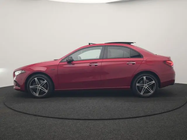 Mercedes-Benz A-klasse 250 e Premium PHEV 218pk Dealer O.H | Trekhaak Af Fabriek | Panodak | Adaptiv...
