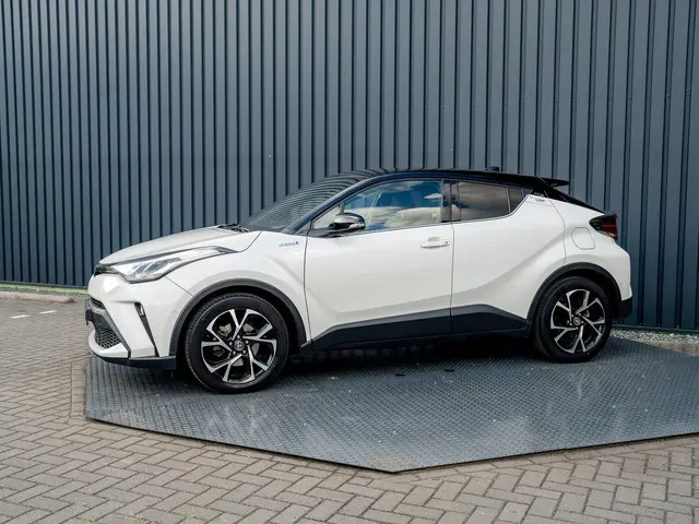 Toyota C-HR 2.0 Hybrid Bi-Tone | Dodehoek sensoren | Stuur&Stoel verw. | Parkeersensoren | Prijs Rij...