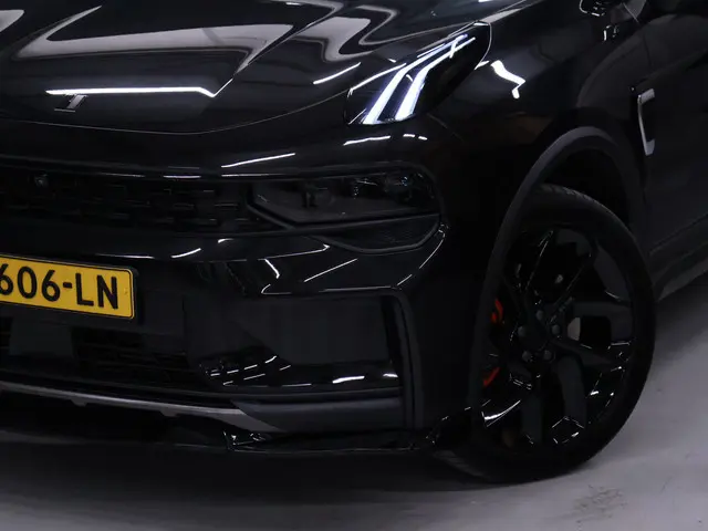 Lynk & Co 01 1.5 BLACK PACK [SCHUIFKANTELDAK,  APPLE CARPLAY, TREKHAAK, STOELVERWARMING, ACHTERUITRI...