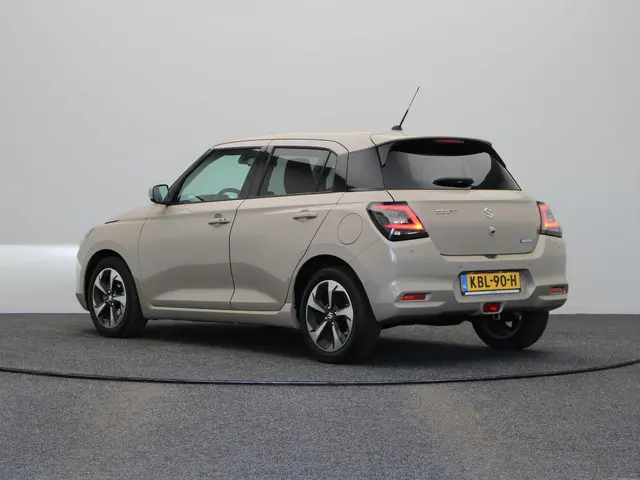 Suzuki Swift 1.2 Style Smart Hybrid | Stoelverwarming | Achteruitrijcamera | Cruise Control Adaptief...