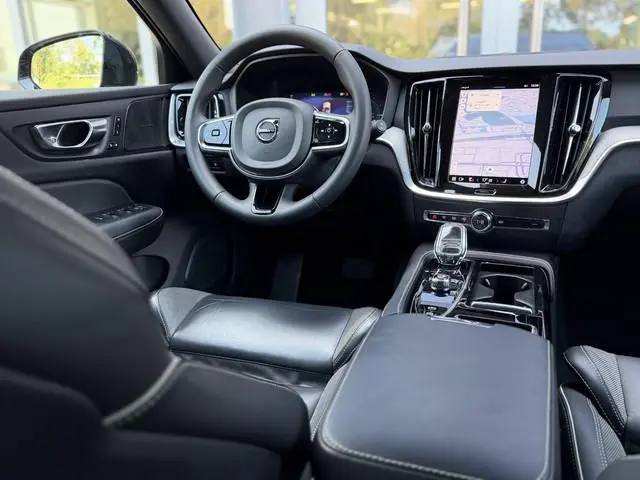 Volvo V60 2.0 T6 Plug-in hybrid 350Pk AWD Plus Dark Long Range|Pano|H/K|360Cam|Pilot|Trekhaak