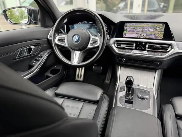 BMW 3-serie 330e High Ex. M-Sport |Schuif/kantel|Leer|Trekhaak|19"