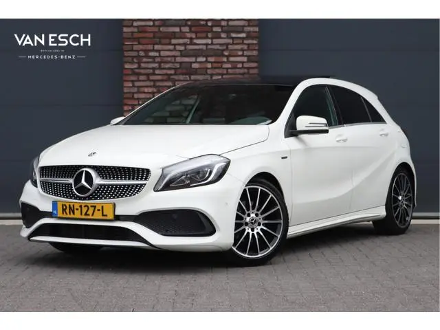 Mercedes-Benz A-klasse 180 AMG Line White Art Edition | Panoramadak | Camera | Trekhaak | Apple Carp...