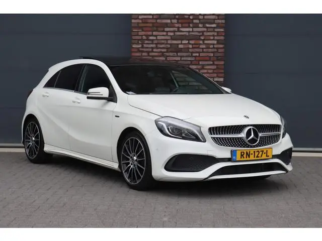 Mercedes-Benz A-klasse 180 AMG Line White Art Edition | Panoramadak | Camera | Trekhaak | Apple Carp...