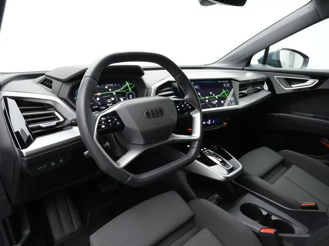 Audi Q4 e-tron 40 Advanced edition 77 kWh 204 pk | Trekhaak | Matrix LED | Achteruitrijcamera | Stoe...