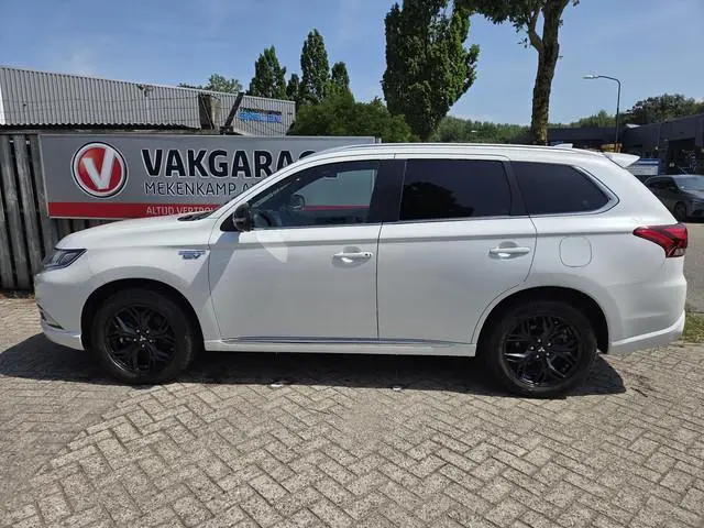 Mitsubishi Outlander 2.4 PHEV Instyle 18"/Trekhaak/LED/Leder/Stoel + stuurverwarming/Dodehoek/PDC v+...