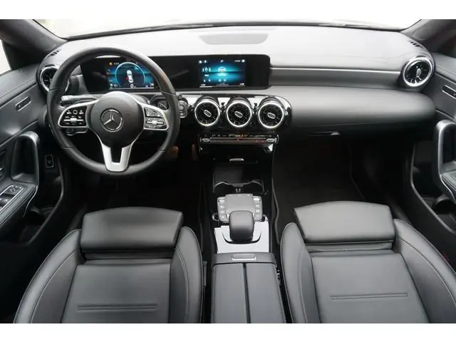 Mercedes-Benz CLA-klasse 250 225PK/Led-Matrix/18Inch./Sportstoelen Leer/ Dealeronderhouden