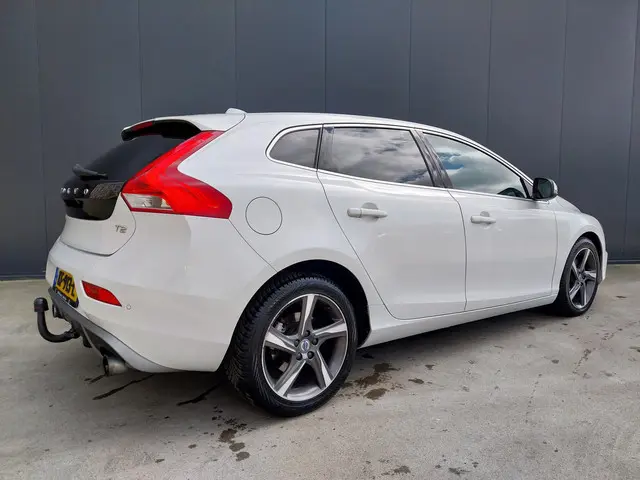Volvo V40 2.0 T2 R DESIGN XENON CAMERA HALF LEER NAVI CRUISE ECC TREKHAAK