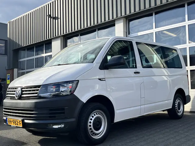 Volkswagen Transporter Kombi 2.0 TDI L1H1 BTW en BPM VRIJ!! 9-Persoons Airco Cruise control Trekhaak...