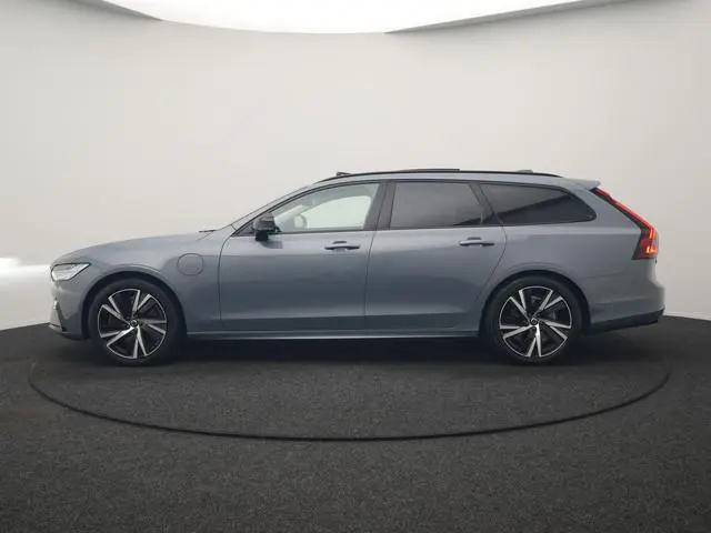 Volvo V90 T6 AWD Plus Dark LONG RANGE PHEV 350pk Dealer O.H. | Trekhaak Af Fabriek | Panodak | Adapt...