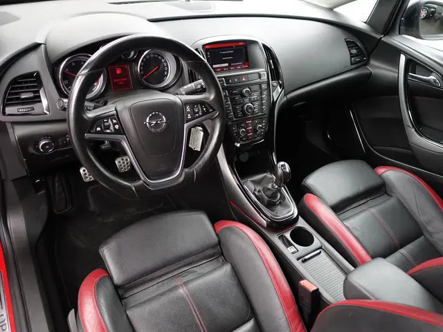 Opel Astra Sports Tourer 2.0 CDTi BiTurbo 195pk OPC- Sport Leder Interieur, BI Xenon, Privacy Glass,...