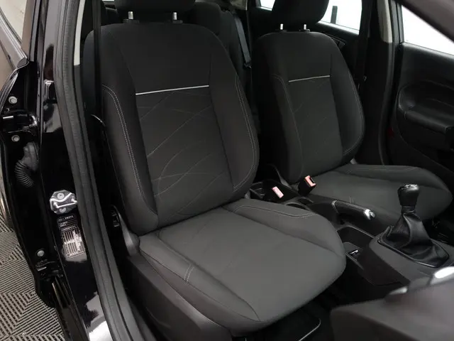 Ford Fiesta 1.0 Style Ultimate- Navigatie, Park assist, Clima, Elek Spiegel pakket, Privacy Glass