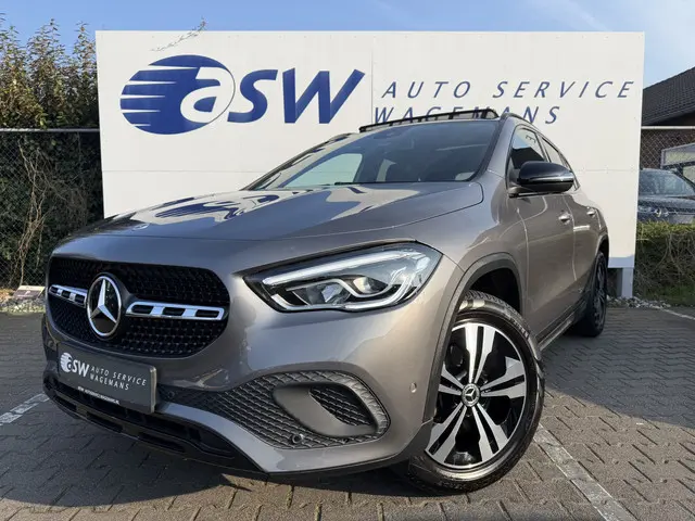 Mercedes-Benz GLA-klasse 200 Luxury Line | Trekhaak | Pano | Ambient Light | Camera | 18 inch