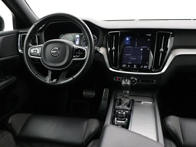 Volvo V60 2.0 T4 190 PK R-DESIGN + PANORAMADAK | WEGKL. TREKHAAK | STUURVERW. | ADAPTIVE CRUISE CONT...