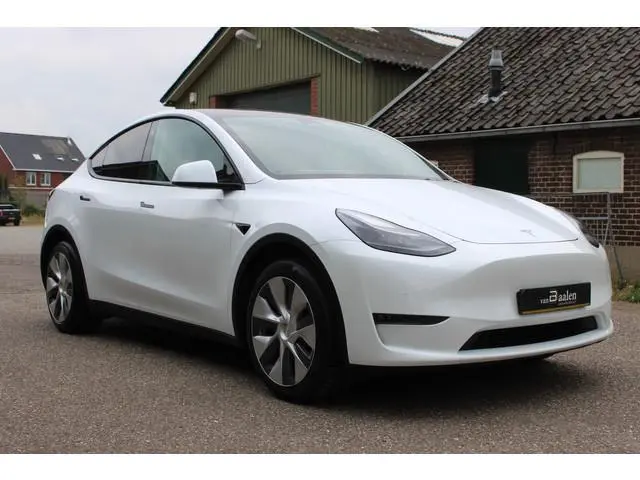 Tesla Model Y Long Range AWD 75 kWh SOh 90.6% LEER NAVI PANO 124000KM!!!